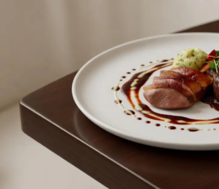 Modern tálalású főétel elegáns budapesti étteremben